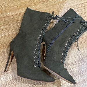 USED. Size 10. Olive